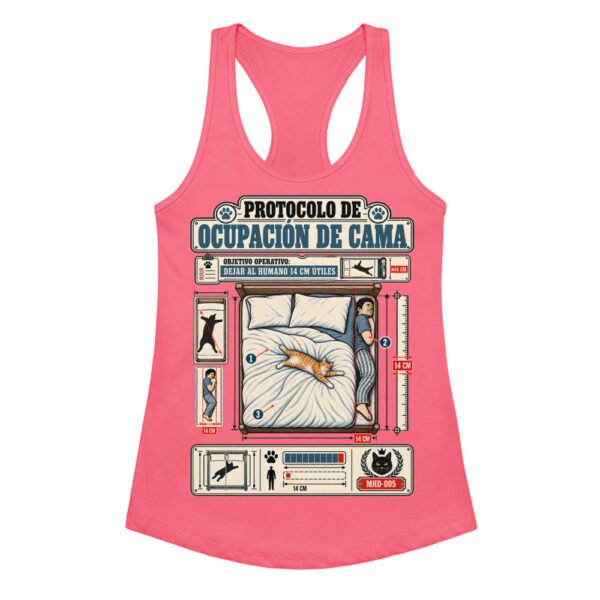 Camiseta de gatos para mujer PROTOCOLO DE OCUPACIÓN DE CAMA en color rosa eléctrico, vista plana