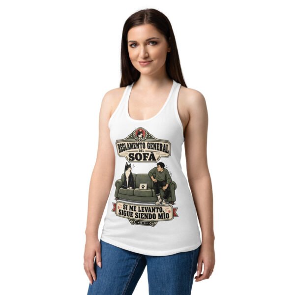 Camiseta de gatos para mujer REGLAMENTO DEL SOFÁ en color blanco, sobre modelo