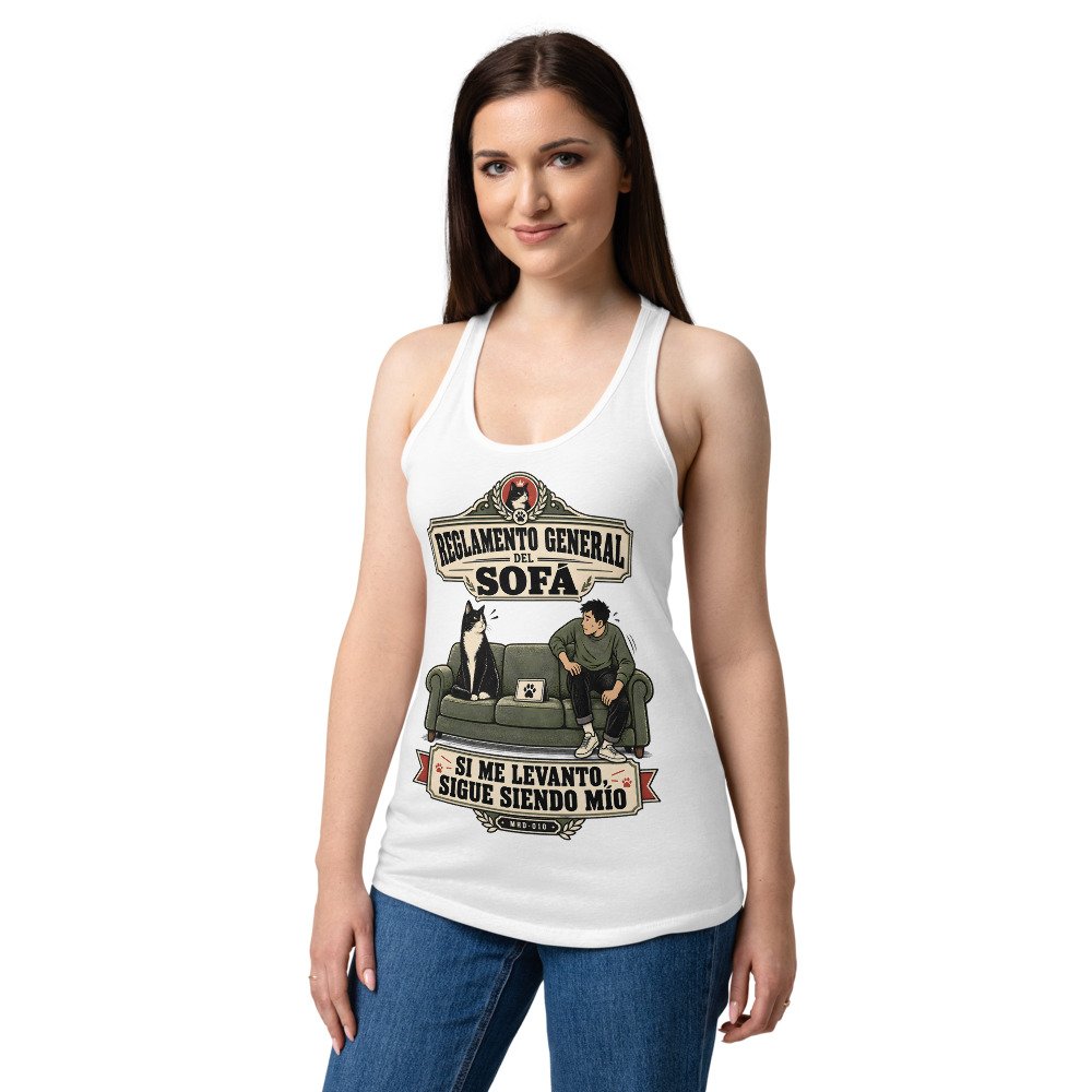 Camiseta de gatos para mujer REGLAMENTO DEL SOFÁ en color blanco, sobre modelo