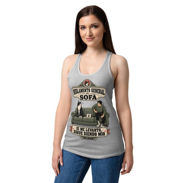 Camiseta de gatos para mujer REGLAMENTO DEL SOFÁ en color gris jaspeado, sobre modelo