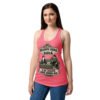 Camiseta de gatos para mujer REGLAMENTO DEL SOFÁ en color rosa eléctrico, sobre modelo