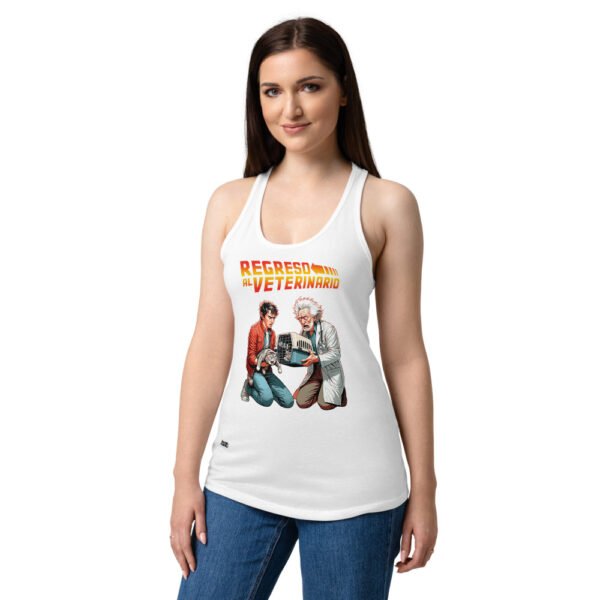 Camiseta de gatos para mujer REGRESO AL VETERINARIO en color blanco, sobre modelo