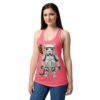 Camiseta de gatos para mujer GATO SOLDADO IMPERIAL en color rosa eléctrico, sobre modelo