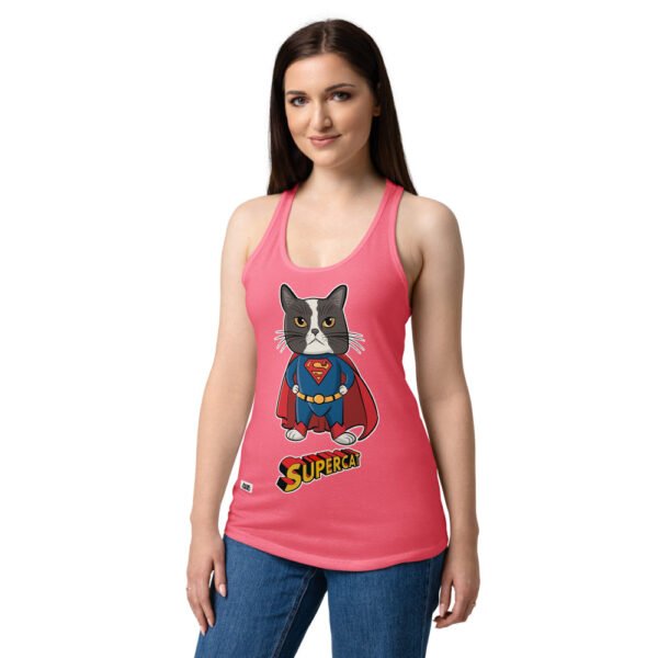 Camiseta de gatos para mujer SUPERCAT en color rosa eléctrico, sobre modelo