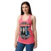 Camiseta de gatos para mujer SUPERVISIÓN DEL BAÑO en color rosa eléctrico, sobre modelo