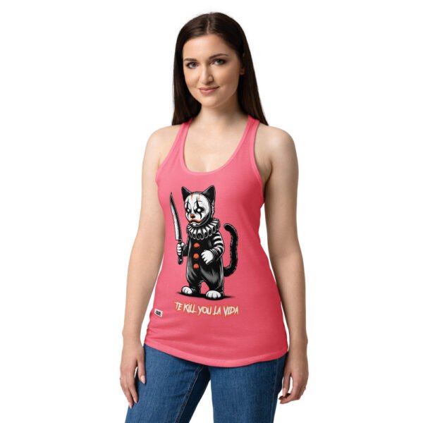 Camiseta de gatos para mujer TE KILL YOU LA VIDA en color rosa eléctrico, sobre modelo