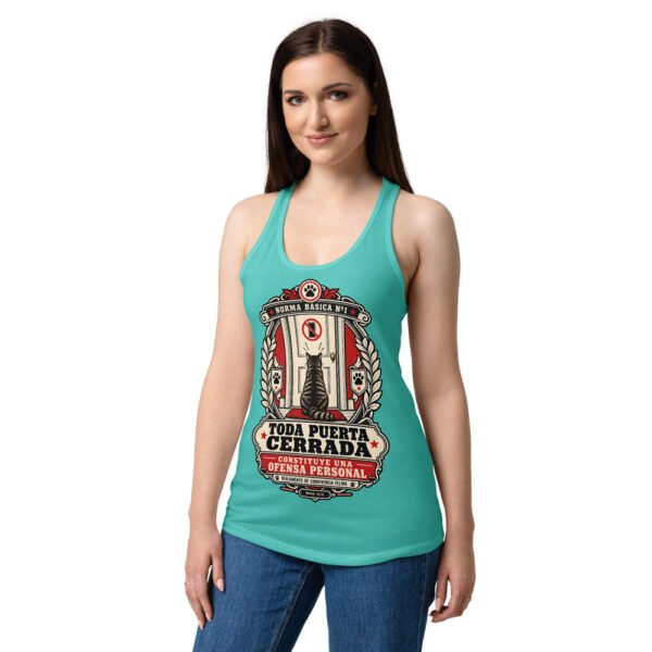 Camiseta de gatos para mujer TODA PUERTA CERRADA ES UNA OFENSA en color azul tahití, sobre modelo