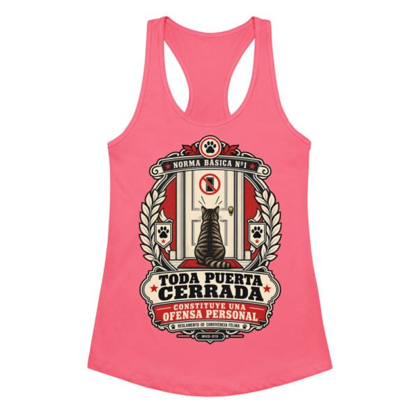Camiseta de gatos para mujer TODA PUERTA CERRADA ES UNA OFENSA en color rosa eléctrico, vista plana