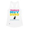 Camiseta de gatos para mujer TRABAJO MUY DURO PARA ALIMENTAR A MI PUTO GATO en color blanco, vista plana