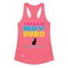 Camiseta de gatos para mujer TRABAJO MUY DURO PARA ALIMENTAR A MI PUTO GATO en color rosa eléctrico, vista plana