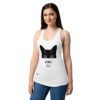 Camiseta de tirantes de gatos «Juzgándote 24/7» para mujer en color blanco, sobre modelo