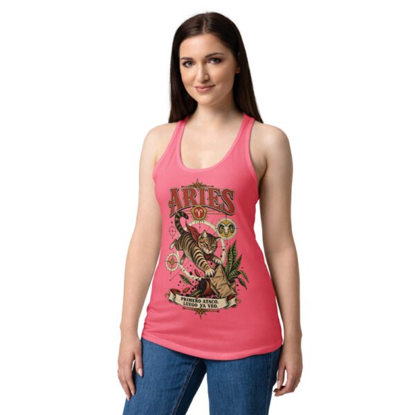 Camiseta de gatos para mujer Aries en color rosa eléctrico, sobre modelo
