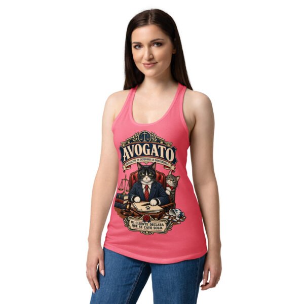 Camiseta de gatos para mujer Avogato en color rosa eléctrico, sobre modelo