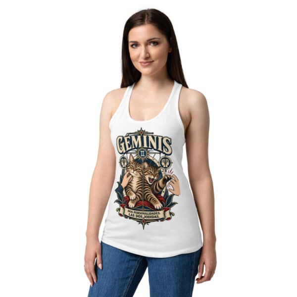 Camiseta de gatos para mujer Géminis en color blanco, sobre modelo
